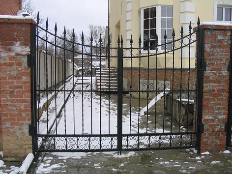 Ворота распашные с элементами литья